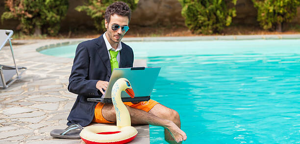 Incluso desde la piscina puede mantener la productividad Trabajar en verano manteniendo la productividad